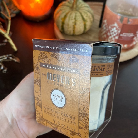NIB Mrs Meyers  acorn spice candle - Picture 4 of 4